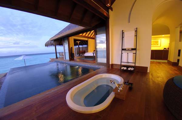 La salle de bain des Villas sur Pilotis est ouverte sur l'extrieur. Une vue imprenable sur l'horizon...